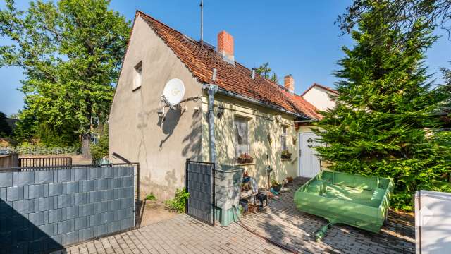 Neues Leben für alte Mauern: Sanierungsbedürftige DHH mit Garten, Garage und Gestaltungspotenzial