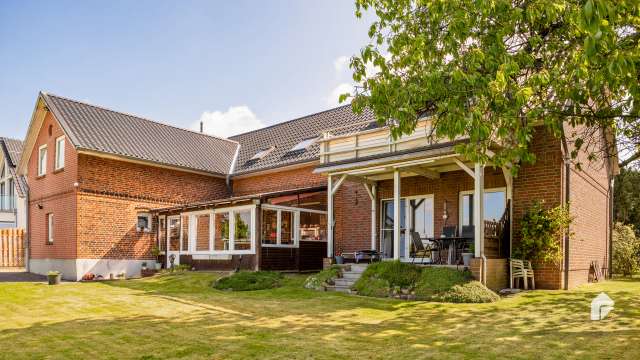 Einfamilienhaus mit zwei Wohneinheiten, Wintergarten, Terrasse und Blick ins Grüne in Hoisdorf