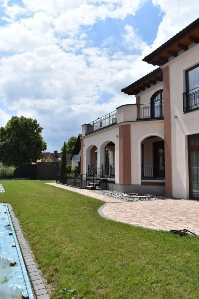 Luxusvilla mit über 880m² in Frankfurt - Ruhe und Eleganz