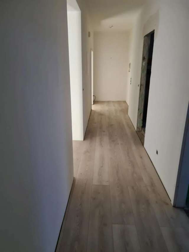 Renoviert, Waldnähe, Altbau, hohe Decken, Balkon, optimal für Familien