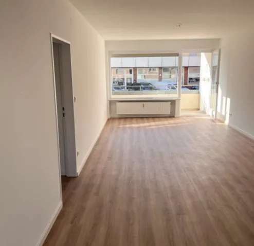 3 5 Zimmer Wohnung Hochparterre 83 m²  Gartenmitbenutzung  Modernisiert