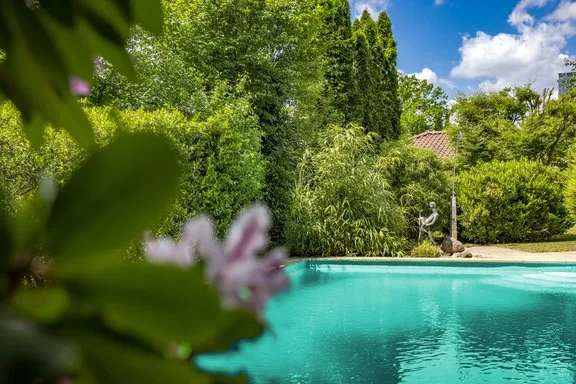 Elegante Familienvilla mit Pool in idyllischer Traumlage