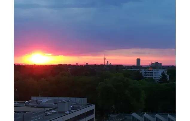 10 Stock Wohnung mit Blick auf den Sonnenaufgang und Köln