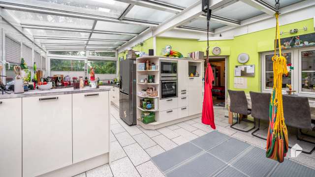 Wohntraum mit eigener Terrasse: Großzügige 4-Zimmer-Wohnung mit 2 Stellplätzen, Wintergarten und EBK