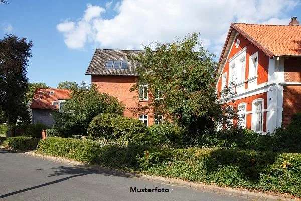 Ein bis Zweifamilienhaus mit Anbau und Garagen  zum Kauf  in  Auktion