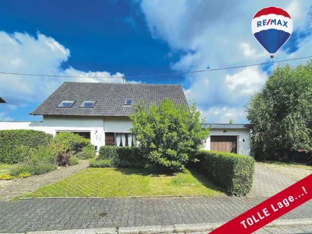 IDEAL für Familien:
ADRETTES Einfamilienhaus
mit HERRLICHEM Garten
+ Garage in ruhiger Lage...!