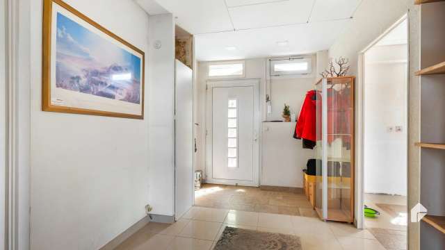 Großzügige 4-Zimmer-Wohnung mit Balkon, Garage mit Dachterrasse, in schöner Lage