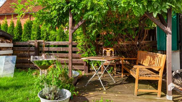 Lehma-Fachwerkhaus mit sonnigem Garten, Terrassen und Vollkeller in schöner Lage