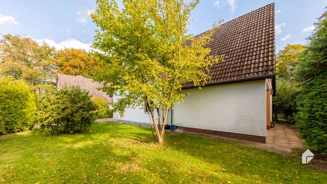 Großzügiges Einfamilienhaus mit gepflegtem Garten, Terrasse, Balkon, Garage und Stellplatz