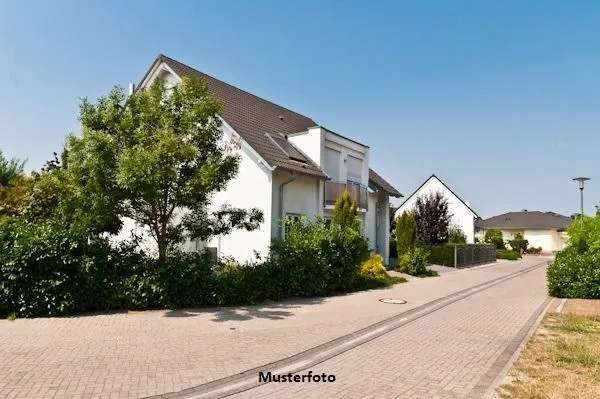 Zweigeschossiges 2 Familienhaus mit Anbau und Garage in 1951 erbaut