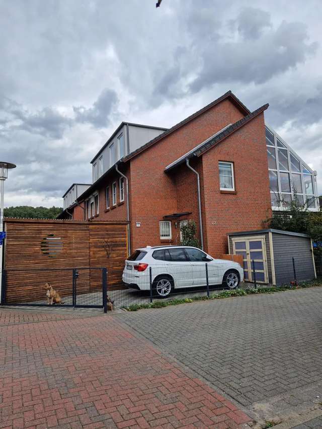 Maisonettewohnung im Reihenhausstil mit Wintergarten und Garten