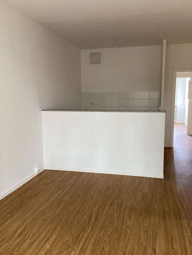 *Riesiger Balkon mit Flügeltüren inklusive - 4-Raum-Wohnung mit offener Wohnküche und Tresen*