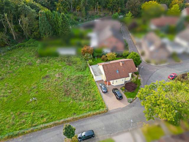 1,5 Geschoss Einfamilienhaus mit Garten und Garage in 1991 erbaut