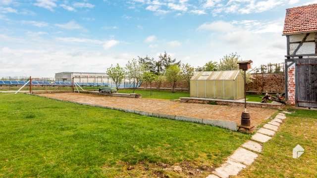 Attraktives Bauernhaus mit 9 Zimmern, Nebengebäude und PV-Anlage in ruhiger Lage