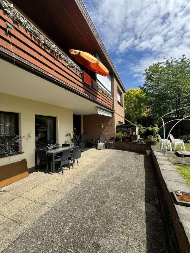 RÖSRATH, freist. 1-2 Fam.Haus, 7 Zi. ca. 220 m² WNfl. ca. 866 m² Grst., Terrasse, Balkon,  3 Garagen