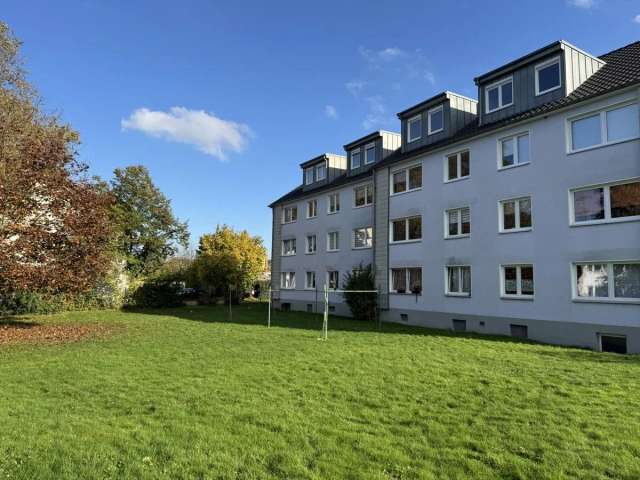 SIEGBURG ZANGE, 2 Zimmer-Wohnung im EG ca. 63 m² Wfl.  Diele, Bad, Balkon, EBK, Wasch,- Trockenraum