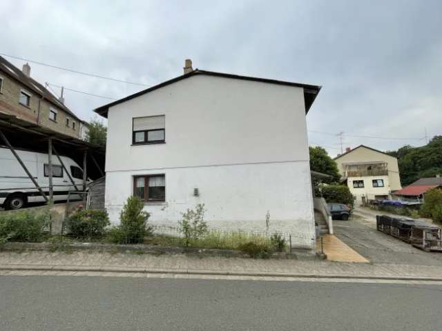 Renovierungsbedürftiges Bauernhaus im Saarland mit Garage und Wintergarten