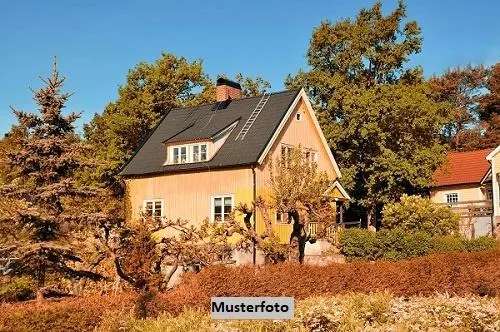 Einseitig angebautes Einfamilienhaus, Vorgarten und Dachterrasse