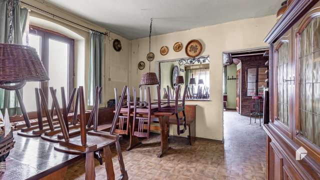 Mehrfamilienhaus mit gemütlicher Weinstube im "Dornröschenschlaf"