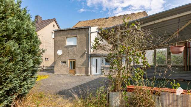 Sanierungsbedürftiges EFH in Bad Lausick: Großes Grundstück mit Terrasse, Garage, Werkstatt & mehr