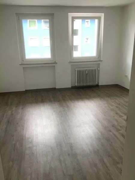 Renovierte 3-Zimmer-Wohnung im EG mit Tageslichtbad und Balkon!