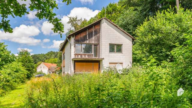 Sanierungsbedürftiges Einfamilienhaus auf weitläufigem Grundstück in Gerolsbach
