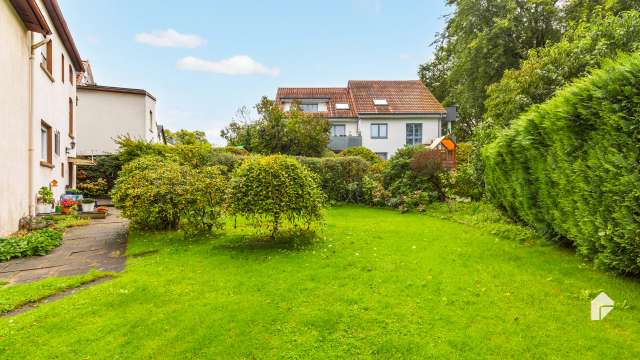 Zweifamilienhaus mit Gestaltungspotenzial, idyllischem Garten und Stellplätzen in begehrter Lage