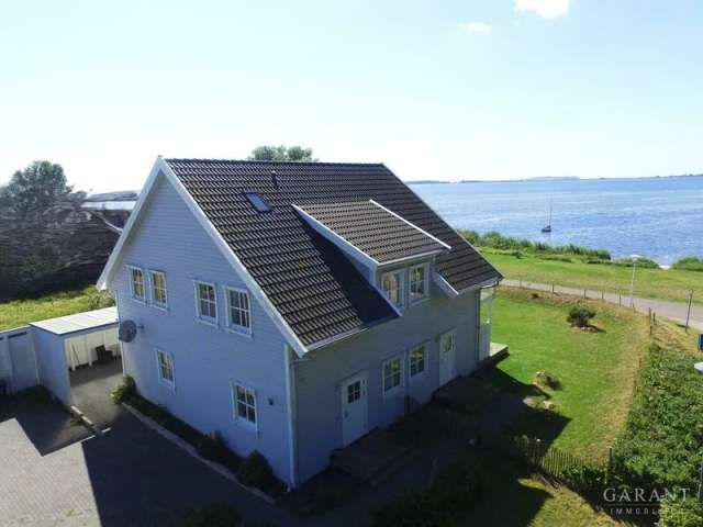 Einfamilienhaus mit Wasserblick und zwei Ferienhäuser