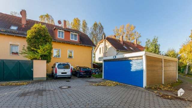 Doppelhaushälfte mit Carport, Garten mit Terrasse und Gartenhaus und Tageslichtbädern 