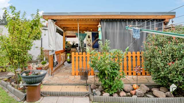 Ihr neues Zuhause: Schönes Einfamilienhaus mit 4 Zimmern, Garten und Nebenhaus