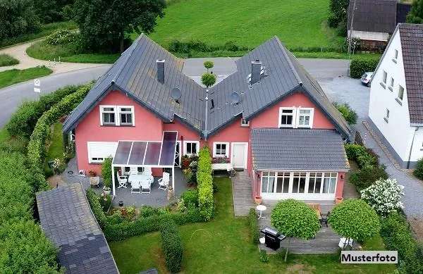 Doppelhaushälfte mit Garten und Garage