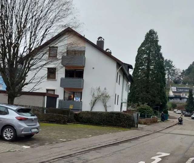 Ruhige DG Wohnung mit Balkon in 6 Parteien Haus