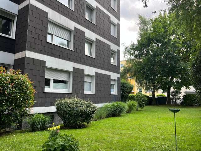 3 5 Zimmerwohnung in gepflegtem Mehrfamilienhaus mit Balkon