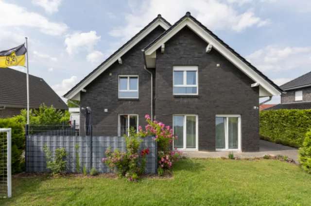 Zweifamilienhaus mit Garten und Terrasse - Baujahr 2011