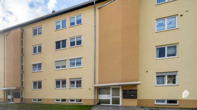 Gut vermietete 3 Zimmer Wohnung mit Balkon, Kamin zzgl. Stellplatz