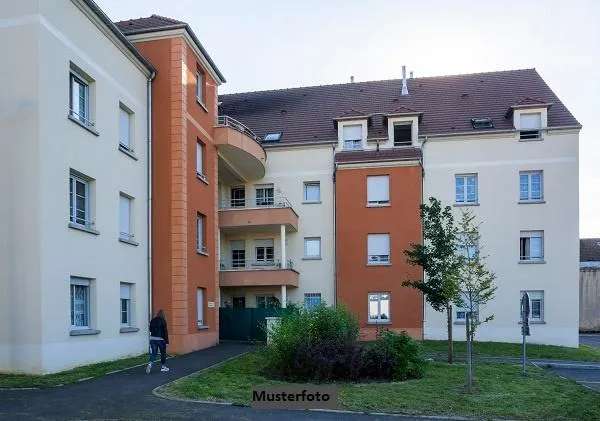 Mehrfamilienhaus mit 4 Wohnungen und Garage in Versteigerung