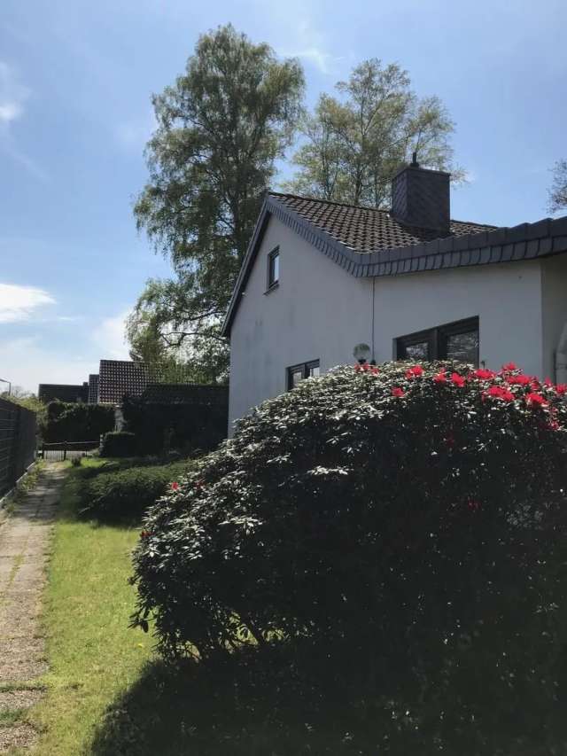 1727 m² Grundstück mit Einfamilienhaus, altem Baumbestand sowie Teich