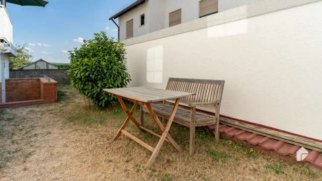 Stilvolles Mehrgenerationenhaus in Feldrandlage mit Fußbodenheizung, Garage, Garten und Terrasse.