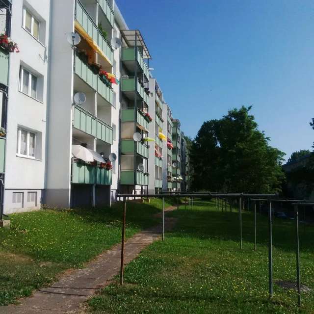 *Großzügige 3-Raum-Wohnung  mit Balkon und kostenfreiem Parkplatz im Grünen*