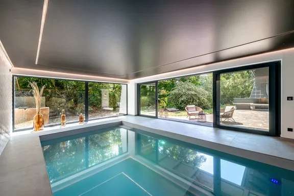 Landhaus trifft Moderne: Top sanierte Villa mit Pool und Park