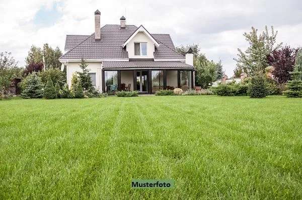 Einfamilienhaus mit Garten und Garage in Versteigerung