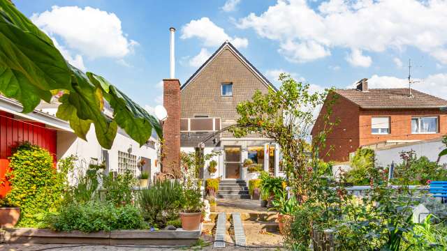 Modernisiertes Einfamilienhaus mit Einliegerwohnung, Wintergarten und idyllischem, großem Garten 