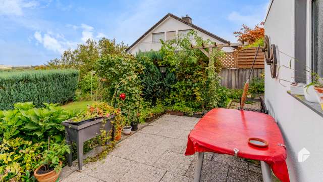 Charmantes Hybrid-Einfamilienhaus mit Garten, Terrasse, Balkon und Garage in idyllischer Lage