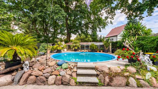 Charmante Oase im Grünen: Traumhaftes EFH mit idyllischem Garten, Pool, SW-Terrasse, Garage uvm.