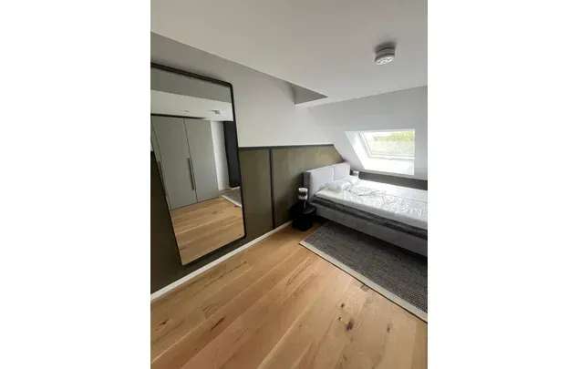 Moderne 2,5 Zimmer Dachgeschosswohnung in Frankfurt Niederrad