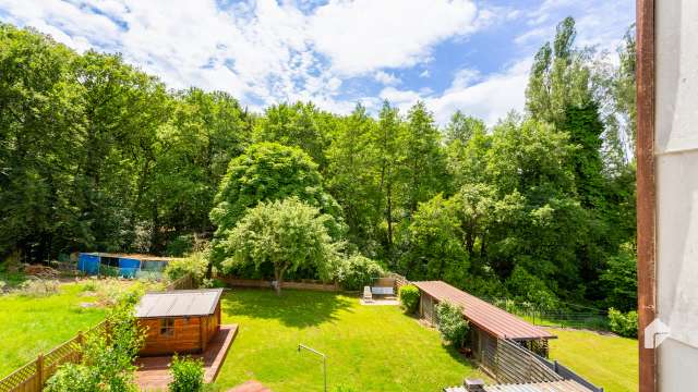 Ihr Traumhaus erwartet Sie: stilvolles Zweifamilienhaus mit Gartenparadies und Pool