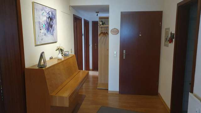 4 Zimmer Eigentumswohnung ca 90 m² EBK Bad separates WC Balkon Garage Keller gute Verkehrsanbindung