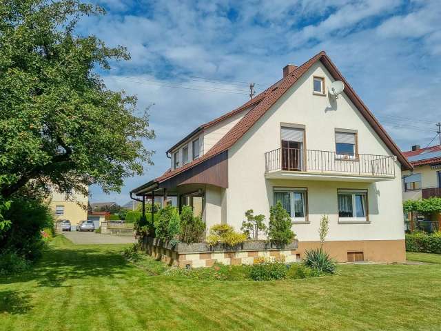 Gepflegtes Zweifamilienhaus mit Balkon Terrasse und Doppelgarage