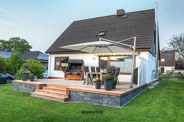 Freistehendes Einfamilienhaus im Landhausstil mit Wellnessbereich und Gartenpool