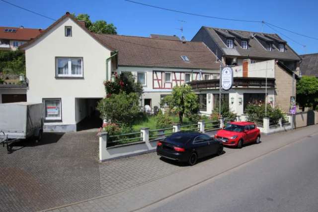 Ehemalige Dorfschänke mit Saal und Wohnungen in Oberzissen